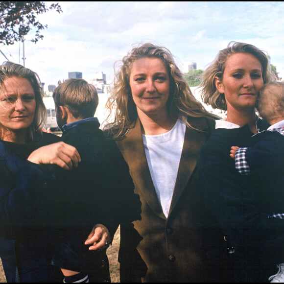 Marie-Caroline, Marine et Yann Le Pen lors d'un meeting du FN à Paris en 1990