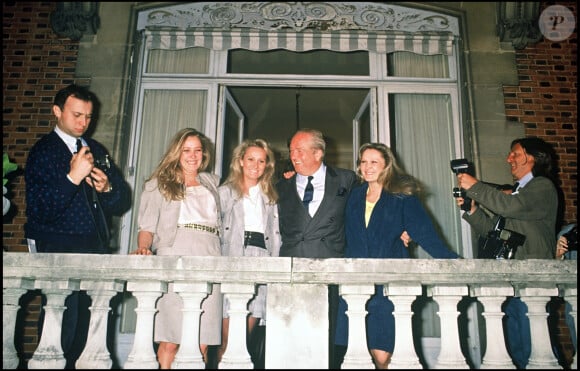 Jean-Marie Le Pen avec ses filles Marine, Marion Caroline et Yann lors des résultats au premier tour des élections présidentielles 1988