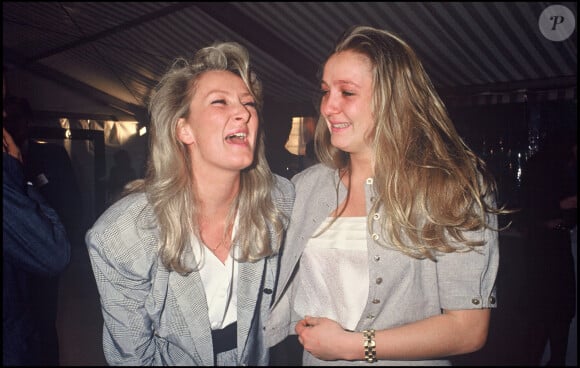 Marion-Caroline et Marine Le Pen fêtant le résultat de leur père Jean-Marie lors du premier tour des présidentielles 1988