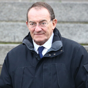 Jean-Pierre Pernaut - Sortie de la cérémonie religieuse des obsèques de Françoise Pernaut (Pillot) en la cathédrale Notre-Dame d'Amiens, France pour l'inhumation au cimetière de Bouvaincourt-sur-Bresle. © Crystal Pictures/Bestimage