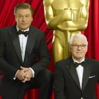 Alec Baldwin et Steve Martin vous attendent impatiemment pour les Oscars... avec Anne Hathaway !
