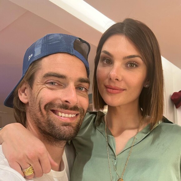 Camille Lacourt part en vacances avec Alice Detollenaere et leur famille.
