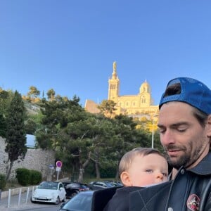 Camille Lacourt part en vacances avec Alice Detollenaere et leur famille.