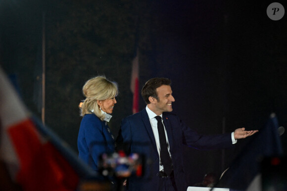 Le président Emmanuel Macron, accompagné par son épouse Brigitte, prononce un discours au Champ de Mars le soir de sa victoire à l'élection présidentielle le 24 avril 2022