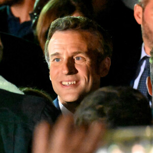 Le président Emmanuel Macron, accompagné par son épouse Brigitte, prononce un discours au Champ de Mars le soir de sa victoire à l'élection présidentielle le 24 avril 2022