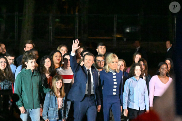 Le président Emmanuel Macron, accompagné par son épouse Brigitte, prononce un discours au Champ de Mars le soir de sa victoire à l'élection présidentielle le 24 avril 2022