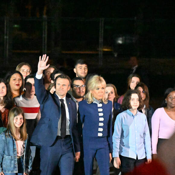Le président Emmanuel Macron, accompagné par son épouse Brigitte, prononce un discours au Champ de Mars le soir de sa victoire à l'élection présidentielle le 24 avril 2022
