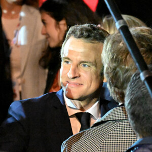 Le président Emmanuel Macron, accompagné par son épouse Brigitte, prononce un discours au Champ de Mars le soir de sa victoire à l'élection présidentielle le 24 avril 2022