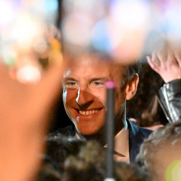 Le président Emmanuel Macron, accompagné par son épouse Brigitte, prononce un discours au Champ de Mars le soir de sa victoire à l'élection présidentielle le 24 avril 2022