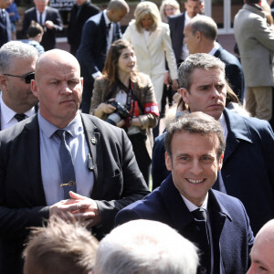 Le président de la République française, Emmanuel Macron prend un bain de foule après avoir voté pour le premier tour de l'élection présidentielle au Touquet, France, le 10 avril 2022