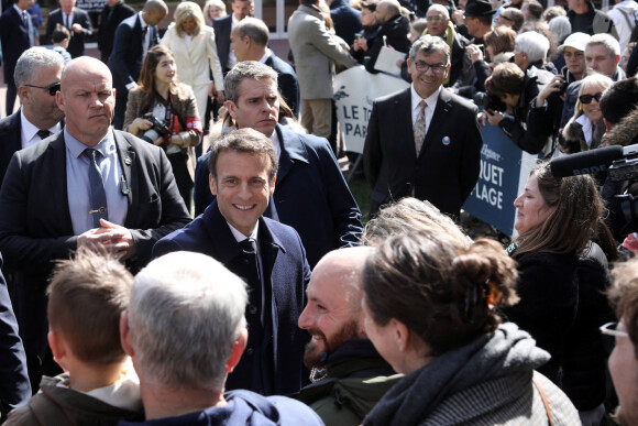 Le président de la République française, Emmanuel Macron prend un bain de foule après avoir voté pour le premier tour de l'élection présidentielle au Touquet, France, le 10 avril 2022
