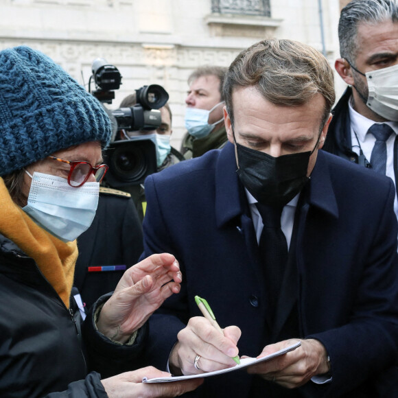Le président de la République française, Emmanuel Macron fait un bain de foule avant de se rendre à la revue de chantier des projets pour Amiens dans la Halle Freyssinet, à Amiens, France, le 22 novembre 2021, lors de la visite de la ville, axée sur l'attractivité du département de la Somme.