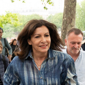 Anne Hidalgo - Arrivée d'Arthur Germain à Paris au pont Marie après sa traversée à la nage de la Seine le 28 juillet 2022