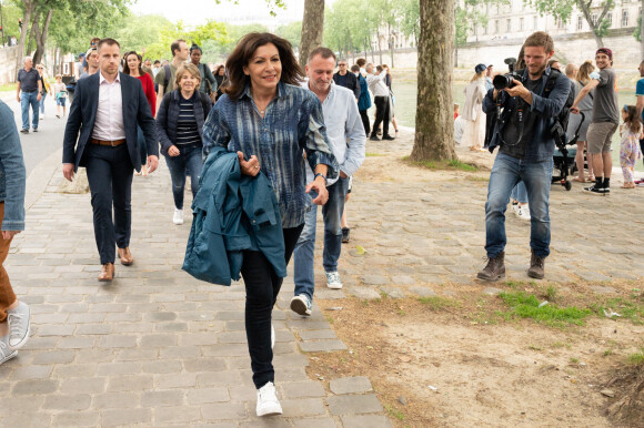 Anne Hidalgo - Arrivée d'Arthur Germain à Paris au pont Marie après sa traversée à la nage de la Seine le 28 juillet 2022