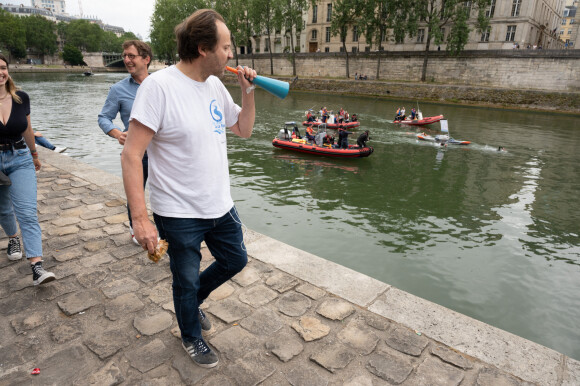 Jean-Marc Germain - Arrivée d'Arthur Germain à Paris au pont Marie après sa traversée à la nage de la Seine le 28 juillet 2022