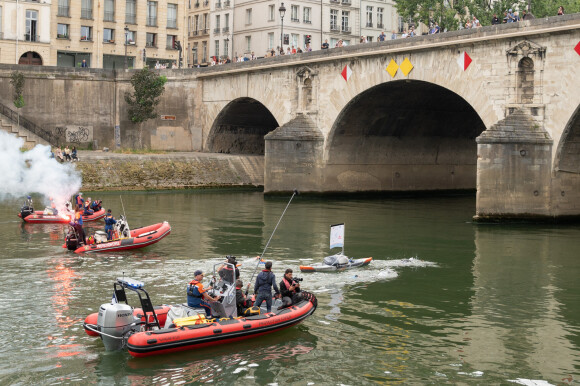 Arrivée d'Arthur Germain à Paris au pont Marie après sa traversée à la nage de la Seine le 28 juillet 2022