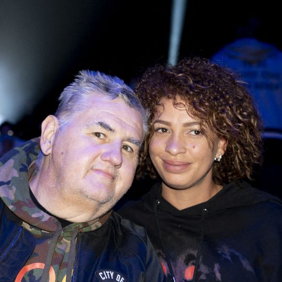 Pierre Ménès et sa femme Mélissa Acosta - People lors de la soirée de boxe à Paris La Défense Arena. © JB Autissier / Panoramic / Bestimage