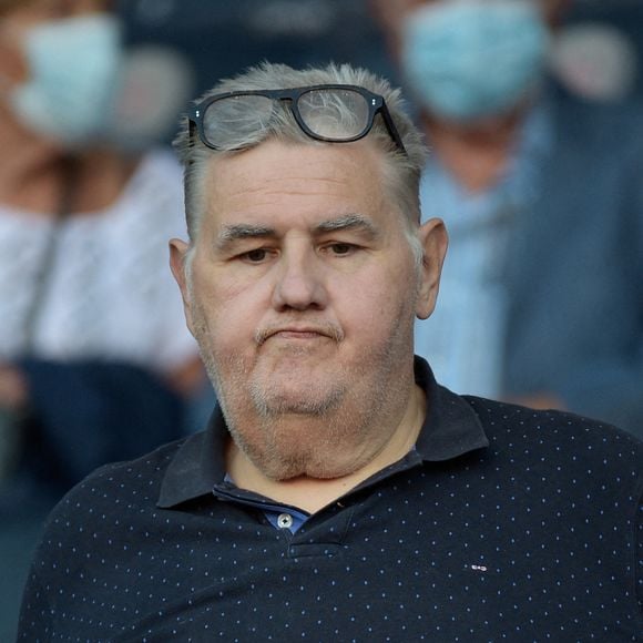 Pierre Ménès - People dans les tribunes - Match de football en ligue 1 Uber Eats : Le PSG (Paris Saint-Germain) remporte la victoire 4-2 contre Strasbourg au Parc des Princes. © Federico Pestellini / Panoramic / Bestimage