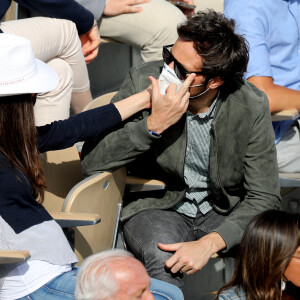 Vianney et sa compagne Catherine Robert dans les tribunes des Internationaux de France de tennis de Roland-Garros à Paris, le 5 juin 2021. © Dominique Jacovides/Bestimage