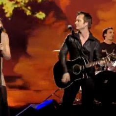 Laura Smet Et David Hallyday Interpretent On Se Fait Peur Performance Enregistree Diffusee Durant Les Nrj Music Awards Sur Tf1 Le 23 Janvier 2010 Purepeople