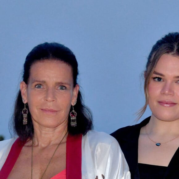 Pauline Ducruet, la princesse Stéphanie de Monaco, Camille Gottlieb et Louis Ducruet durant la traditionnelle soirée d'été de Fight Aids Monaco au Sporting Club de Monaco, le 24 juillet 2021. © Bruno Bebert/Bestimage 