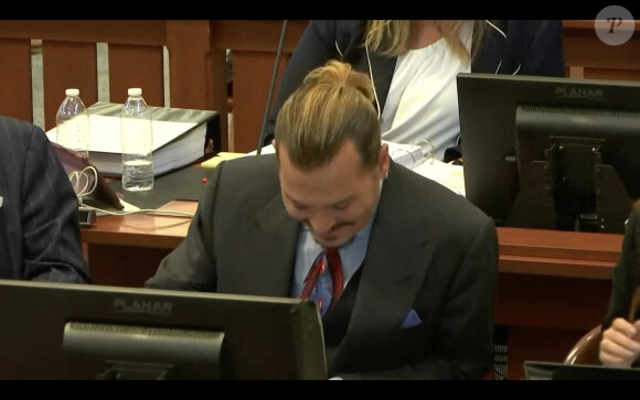 Alejandro Romero, le coneeirge d'un immeuble dans lequel vivaient Johnny Depp et Amber Heard, témoigne qu'il n'a jamais vu Amber Heard avec des traces de coups, des bleus ou une quelconque marque de maltraitance, lors du procès "Johnny Depp vs Amber Heard" au tribunal de Fairfax, le 28 avril 2022. 