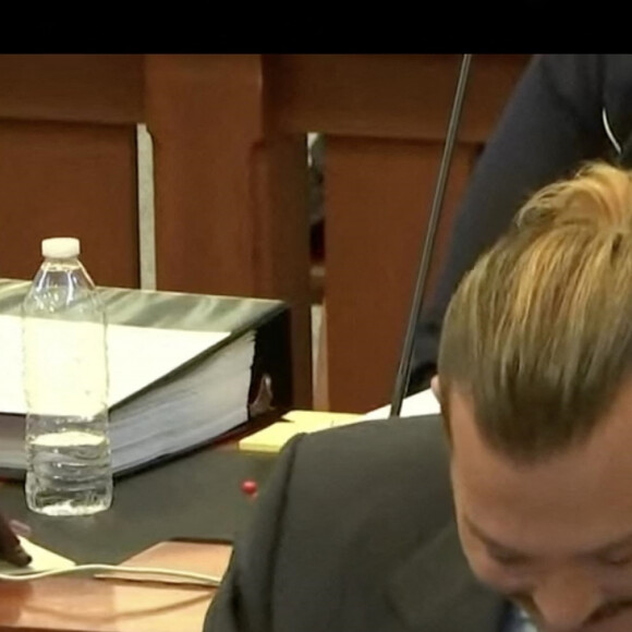 Alejandro Romero, le coneeirge d'un immeuble dans lequel vivaient Johnny Depp et Amber Heard, témoigne qu'il n'a jamais vu Amber Heard avec des traces de coups, des bleus ou une quelconque marque de maltraitance, lors du procès "Johnny Depp vs Amber Heard" au tribunal de Fairfax, le 28 avril 2022. 