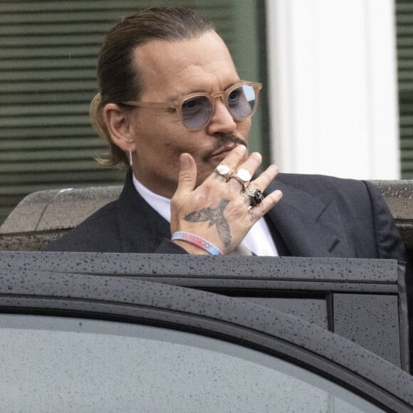 Johnny Depp et Amber Heard à la sortie du tribunal de Fairfax, le 26 avril 2022. 