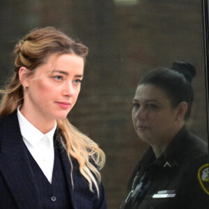 Amber Heard arrive au tribunal de Fairfax, Virginie, Etats-Unis, le 21 avril 2022. Johnny Depp poursuit son ex-femme Amber Heard pour diffamation dans l'État américain de Virginie, pour un article qu'elle a écrit pour le Washington Post en 2018. 