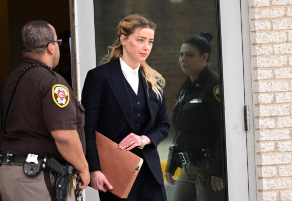 Amber Heard arrive au tribunal de Fairfax, Virginie, Etats-Unis, le 21 avril 2022. Johnny Depp poursuit son ex-femme Amber Heard pour diffamation dans l'État américain de Virginie, pour un article qu'elle a écrit pour le Washington Post en 2018. 