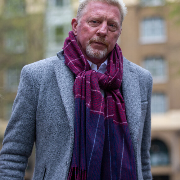 Boris Becker, son fils Elias Balthasar et sa compagne Lilian de Carvahlo Monteiro arrivent au tribunal à Londres, le 7 avril 2022. L'ancien champion de tennis risque la prison pour des fraudes liées à sa banqueroute. 