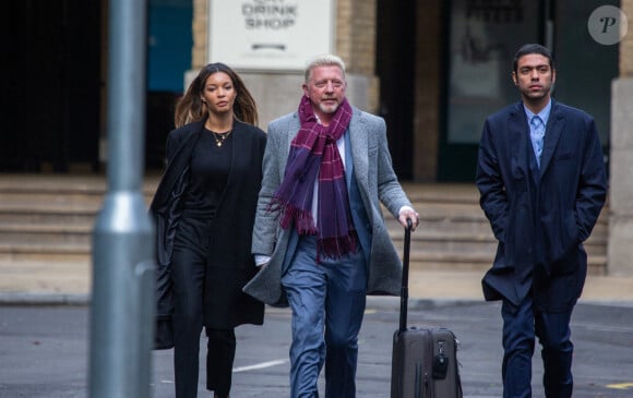 Boris Becker, son fils Elias Balthasar et sa compagne Lilian de Carvahlo Monteiro arrivent au tribunal à Londres, le 7 avril 2022. L'ancien champion de tennis risque la prison pour des fraudes liées à sa banqueroute. 