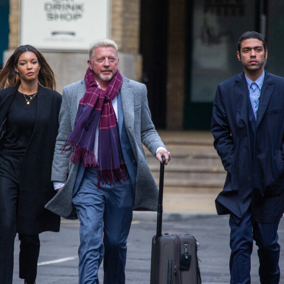 Boris Becker, son fils Elias Balthasar et sa compagne Lilian de Carvahlo Monteiro arrivent au tribunal à Londres, le 7 avril 2022. L'ancien champion de tennis risque la prison pour des fraudes liées à sa banqueroute. 