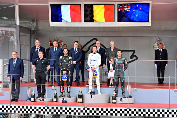 Alejandro Agag, Louis Ducruet, le prince Albert II, la princesse Charlene de Monaco et leurs enfants, la princesse Gabriella et le prince Jacques, Jean-Éric Vergne, Stoffel Vandoorne, Mitch Evans - Remise des prix du championnat du "Monaco ePrix" à Monaco. Le 30 avril 2022 © Bruno Bebert / Bestimage