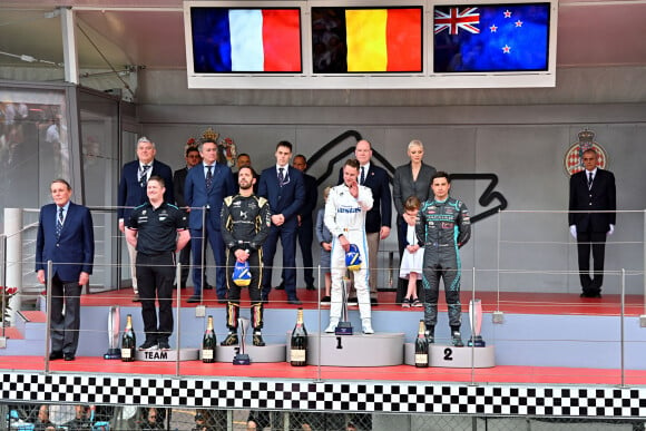 Alejandro Agag, Louis Ducruet, le prince Albert II, la princesse Charlene de Monaco et leurs enfants, la princesse Gabriella et le prince Jacques, Jean-Éric Vergne, Stoffel Vandoorne, Mitch Evans - Remise des prix du championnat du "Monaco ePrix" à Monaco. Le 30 avril 2022 © Bruno Bebert / Bestimage 