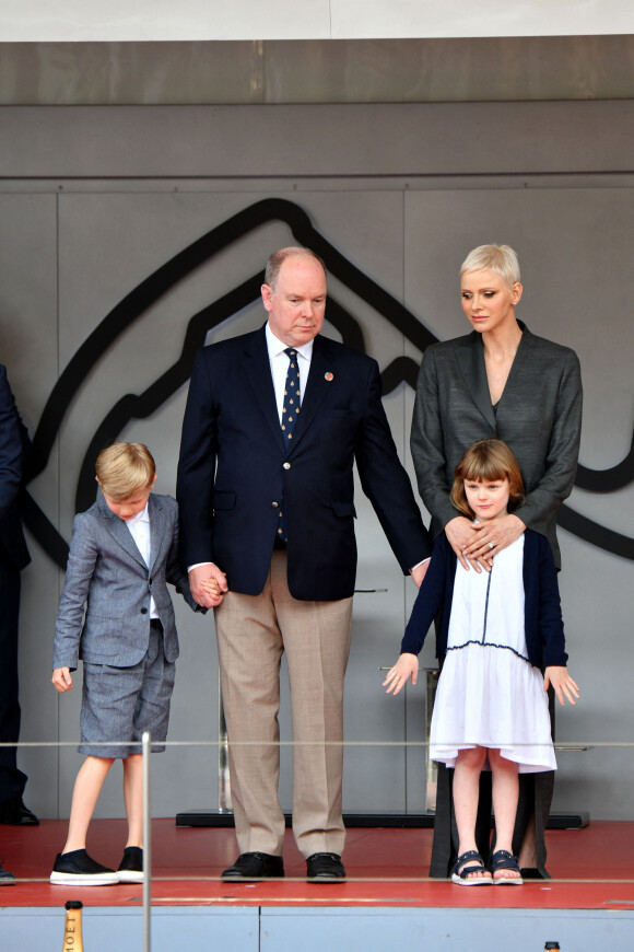 Le prince Albert II, la princesse Charlene de Monaco et leurs enfants, la princesse Gabriella et le prince Jacques - Remise des prix du championnat du "Monaco ePrix" à Monaco. Le 30 avril 2022 © Bruno Bebert / Bestimage