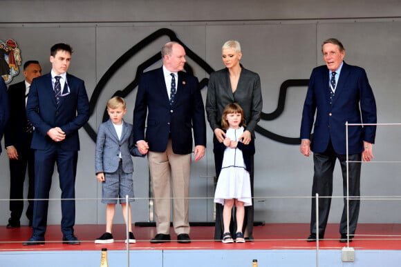 Daniel Ducruet, le prince Albert II, la princesse Charlene de Monaco et leurs enfants, la princesse Gabriella et le prince Jacques, guest - Remise des prix du championnat du "Monaco ePrix" à Monaco. Le 30 avril 2022 © Bruno Bebert / Bestimage