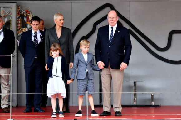 Daniel Ducruet, le prince Albert II, la princesse Charlene de Monaco et leurs enfants, la princesse Gabriella et le prince Jacques - Remise des prix du championnat du "Monaco ePrix" à Monaco. Le 30 avril 2022 © Bruno Bebert / Bestimage