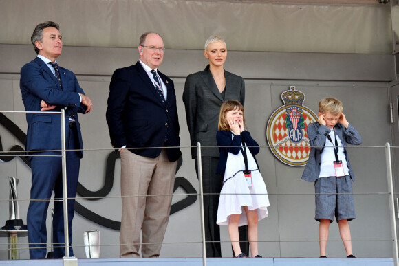 Alejandro Agag, le prince Albert II, la princesse Charlene de Monaco et leurs enfants, la princesse Gabriella et le prince Jacques - Remise des prix du championnat du "Monaco ePrix" à Monaco. Le 30 avril 2022 © Bruno Bebert / Bestimage 