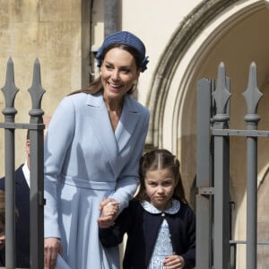 Catherine (Kate) Middleton, duchesse de Cambridge, et la princesse Charlotte de Cambridge, quittent chapelle Saint-Georges de Windsor après la messe de Pâques, le 17 avril 2022. 