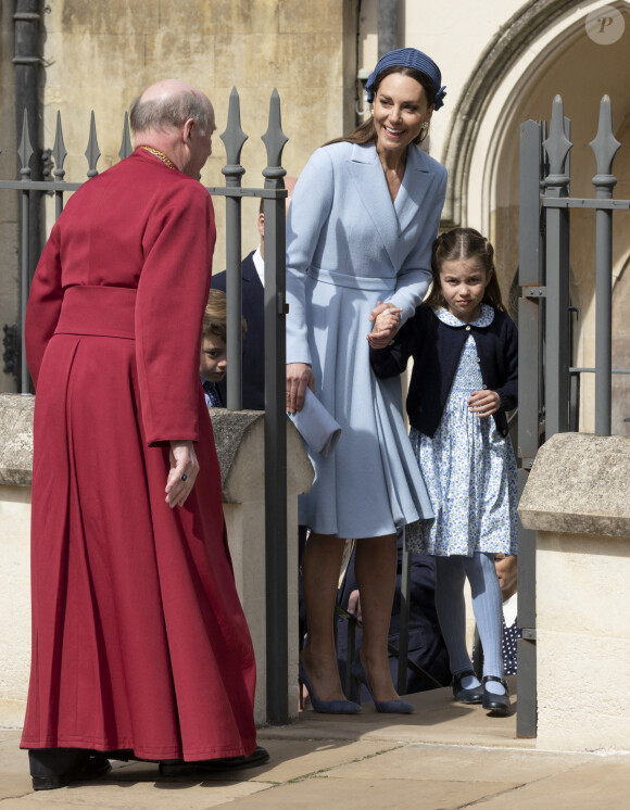 Catherine (Kate) Middleton, duchesse de Cambridge, et la princesse Charlotte de Cambridge, quittent chapelle Saint-Georges de Windsor après la messe de Pâques, le 17 avril 2022. 