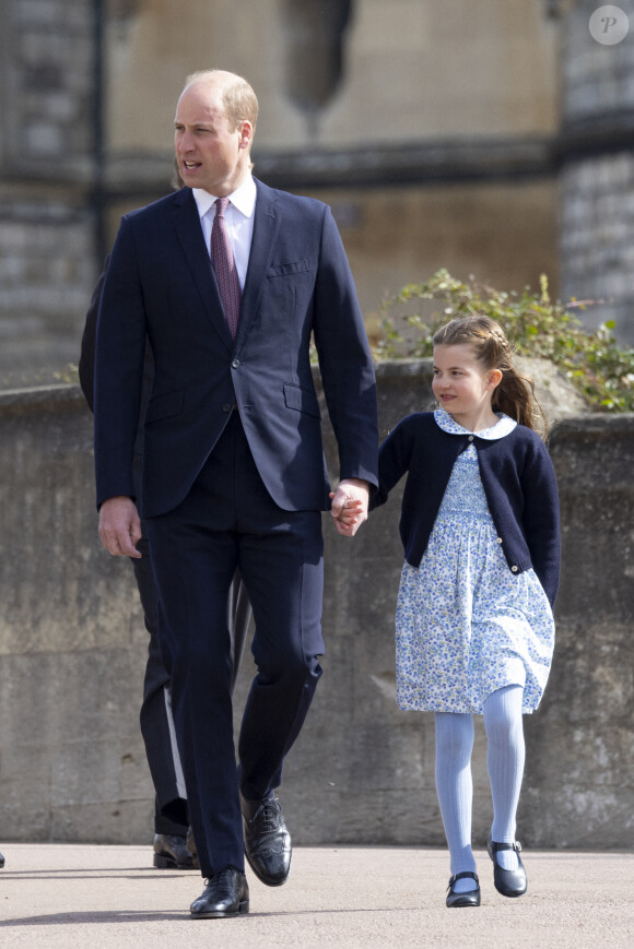 Le prince William, duc de Cambridge, et la princesse Charlotte de Cambridge, arrivent à la chapelle Saint-Georges de Windsor pour assister à la messe de Pâques, le 17 avril 2022. 