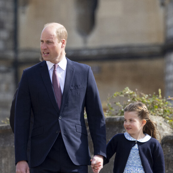 Le prince William, duc de Cambridge, et la princesse Charlotte de Cambridge, arrivent à la chapelle Saint-Georges de Windsor pour assister à la messe de Pâques, le 17 avril 2022. 