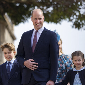 Le prince William, duc de Cambridge, le prince George de Cambridge, et la princesse Charlotte de Cambridge, arrivent à la chapelle Saint-Georges de Windsor pour assister à la messe de Pâques, le 17 avril 2022. 