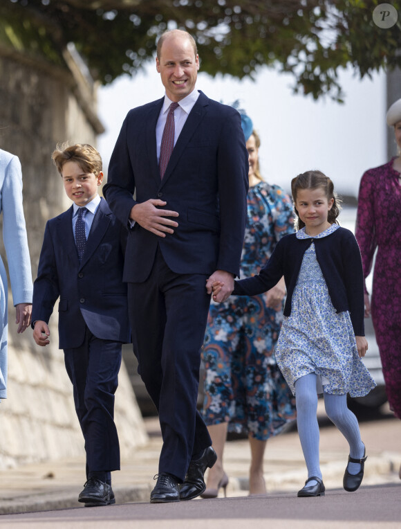 Le prince William, duc de Cambridge, le prince George de Cambridge, et la princesse Charlotte de Cambridge, arrivent à la chapelle Saint-Georges de Windsor pour assister à la messe de Pâques, le 17 avril 2022. 