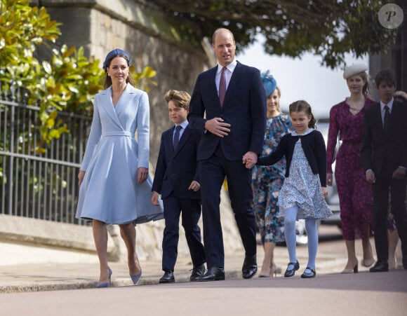 Le prince William, duc de Cambridge, et Catherine (Kate) Middleton, duchesse de Cambridge, et leurs enfants, le prince George de Cambridge, et la princesse Charlotte de Cambridge, arrivent à la chapelle Saint-Georges de Windsor pour assister à la messe de Pâques, le 17 avril 2022. 