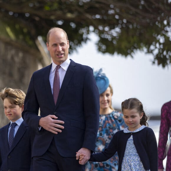 Le prince William, duc de Cambridge, et Catherine (Kate) Middleton, duchesse de Cambridge, et leurs enfants, le prince George de Cambridge, et la princesse Charlotte de Cambridge, arrivent à la chapelle Saint-Georges de Windsor pour assister à la messe de Pâques, le 17 avril 2022. 