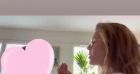 Lorie se filme avec sa fille Nina, avant le coucher de bébé. Instagram, mai 2022.