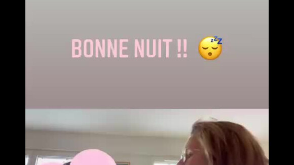 Lorie se filme avec sa fille Nina, avant le coucher de bébé. Instagram, mai 2022.