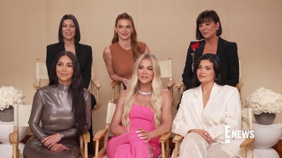 La famille Kardashian (Kendall, Kylie, Kris Jenner, Kim, Khloe et Kourtney Kardashian) sur le plateau de "E! News" à Los Angeles, le 19 avril 2022. 